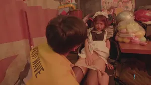 Anh trai thường xuyên đi làm về khuya, thằng em ở nhà gạ đụ bạn gái của anh trai cô đơn